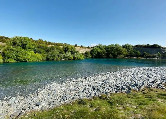 Te Awa Riverside Retreat *