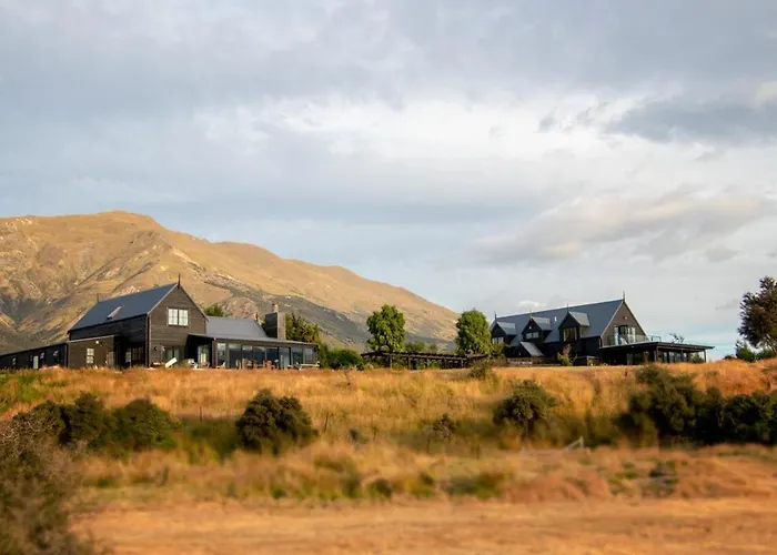 Te Awa Riverside Retreat Villa *