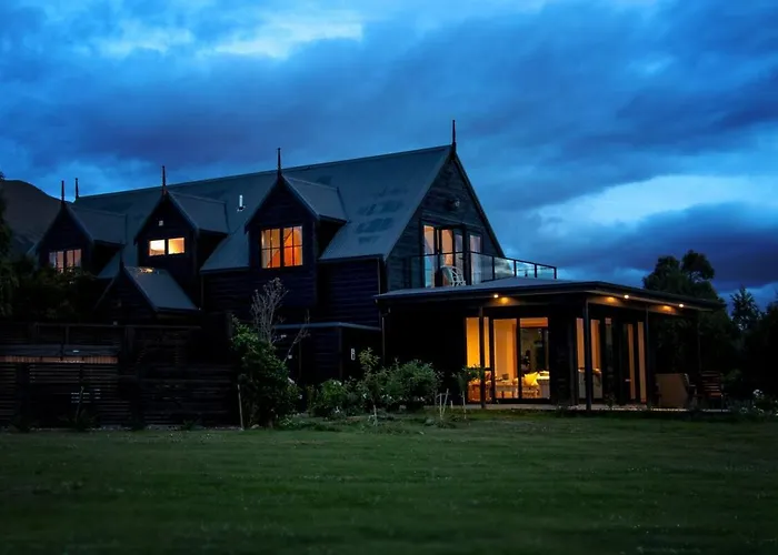 Villa Te Awa Riverside Retreat Wanaka