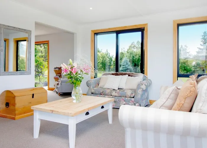 Te Awa Riverside Retreat Villa *