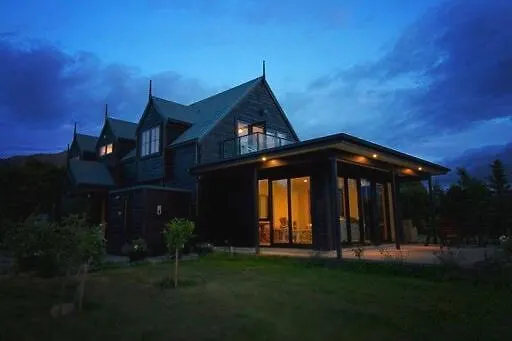 Te Awa Riverside Retreat Villa
