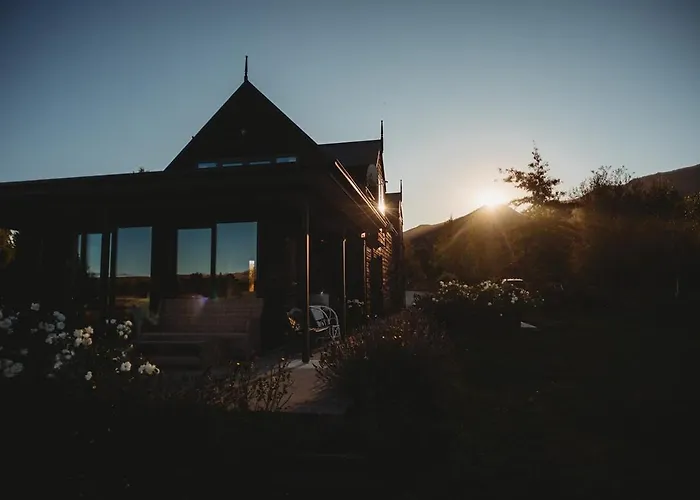 Te Awa Riverside Retreat Villa